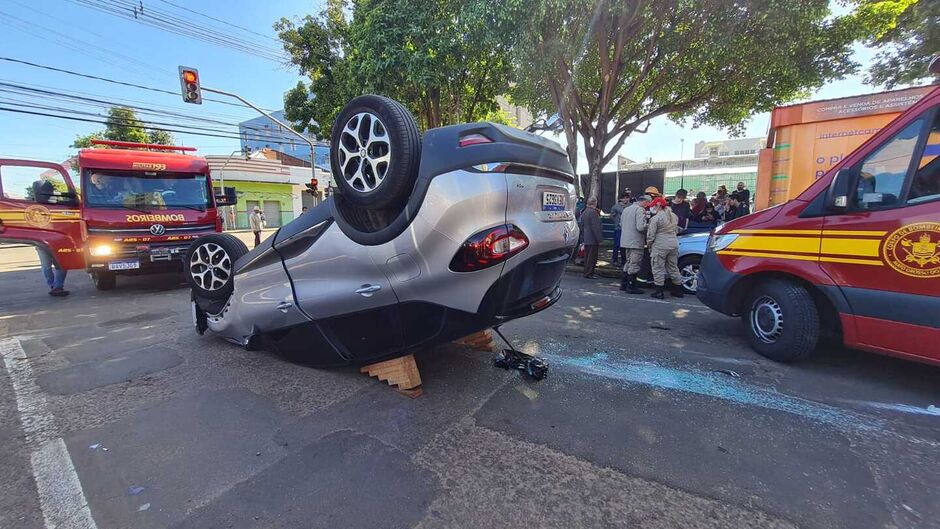 O veículo ficou tombado na pista