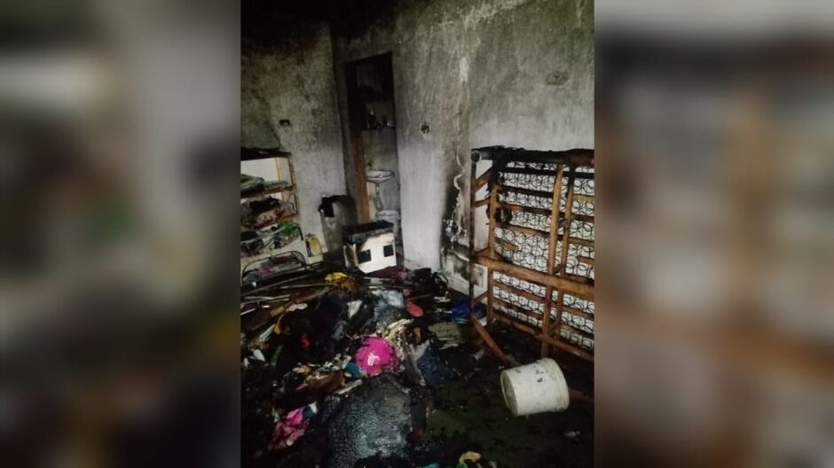 Incêndio destruiu um cômodo da casa 