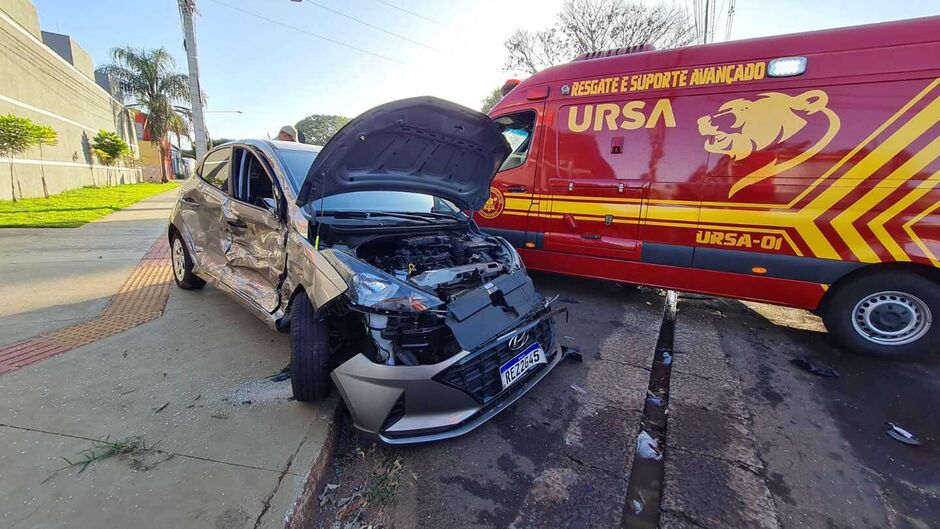 Acidente triplo deixou dois carros destruídos