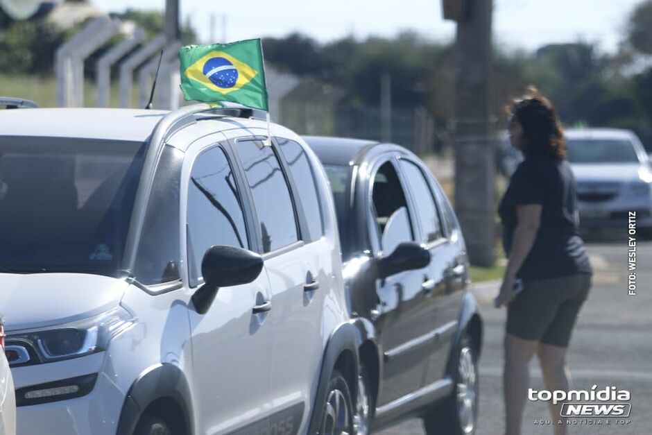 Eleitores aguardam a chegada do avião presidencial 