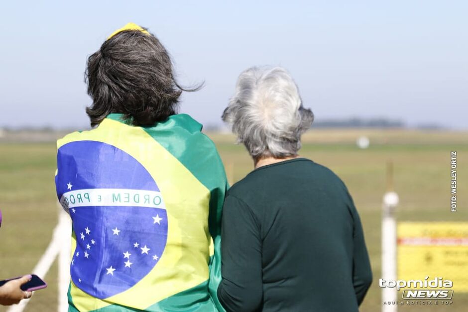 Eleitores aguardam a chegada do avião presidencial 