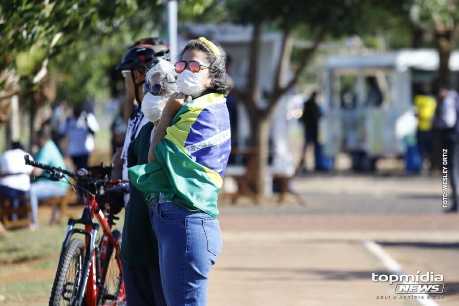 Eleitores aguardam a chegada do avião presidencial 