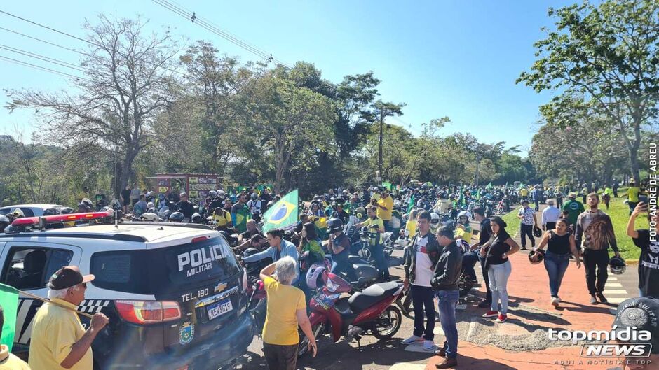 Apoiadores já estão reunidos no ponto de concentração 