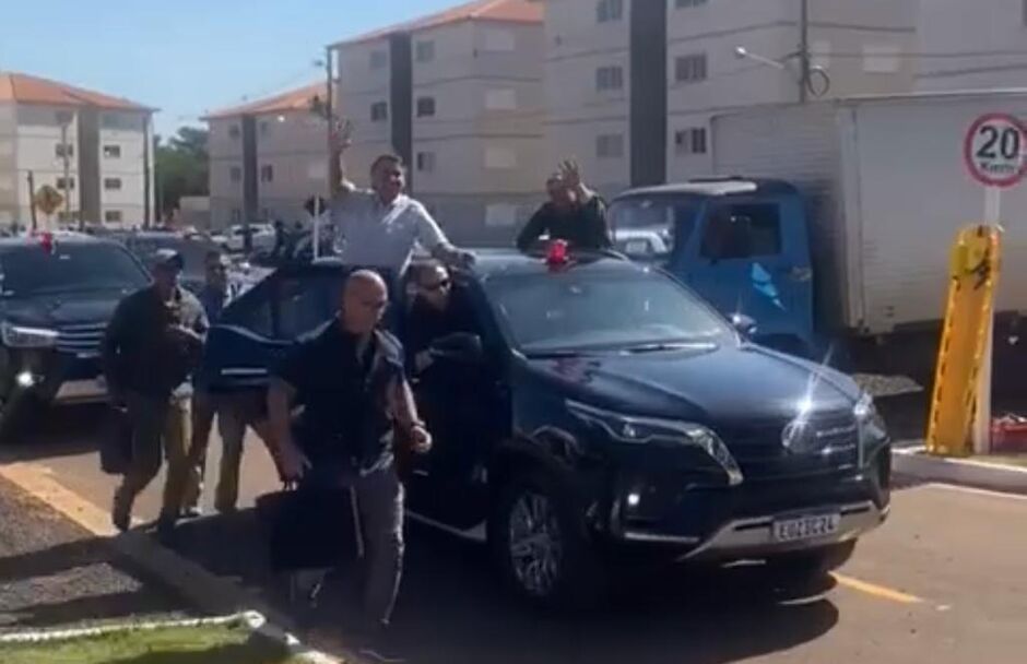 Bolsonaro chegou em carro oficial