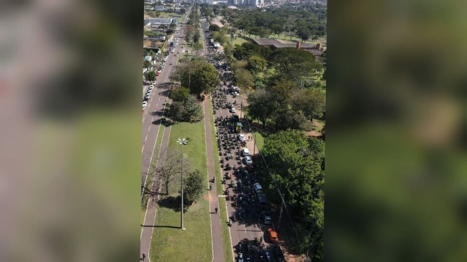 Apoiadores foram às ruas em plena hora do almoço para prestigiar Bolsonaro