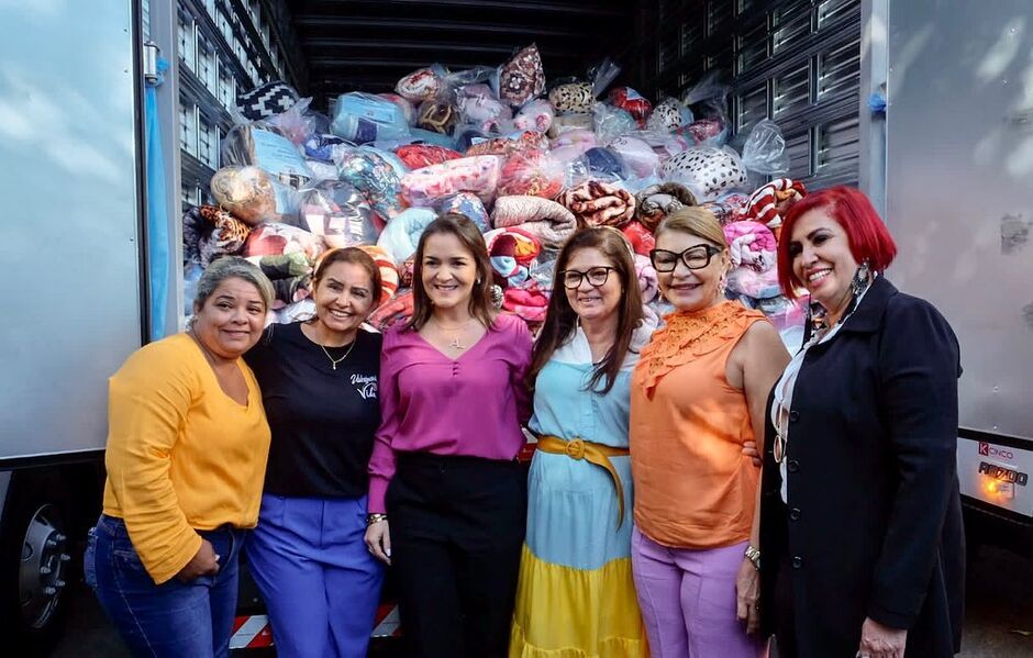 Prefeita Adriane Lopes recebeu doações