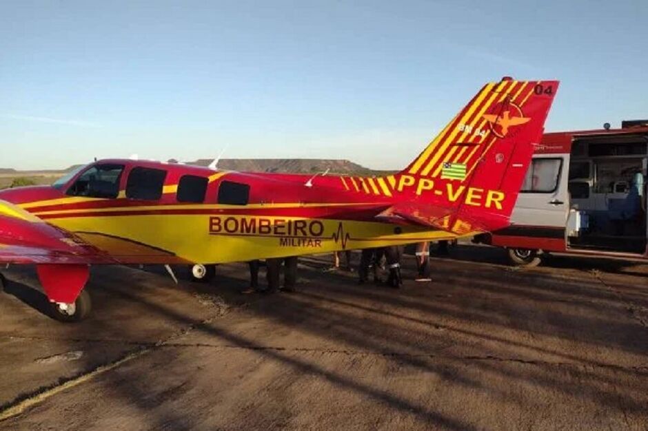 Criança foi encontrada pela mãe flutuando na água