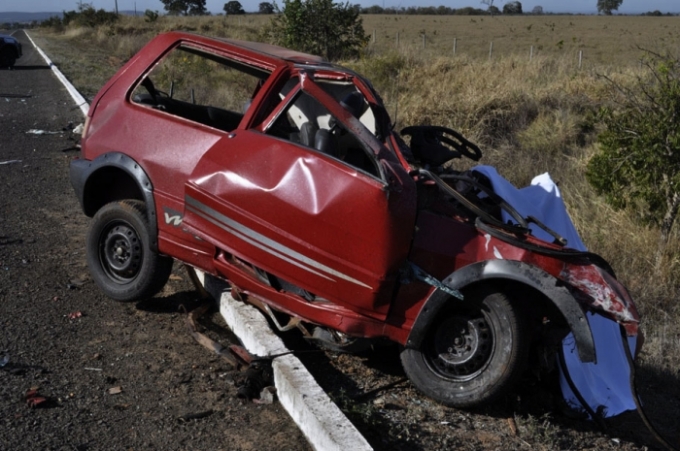 Carro ficou destruído