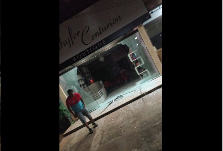 Loja foi alvejada por diversos tiros