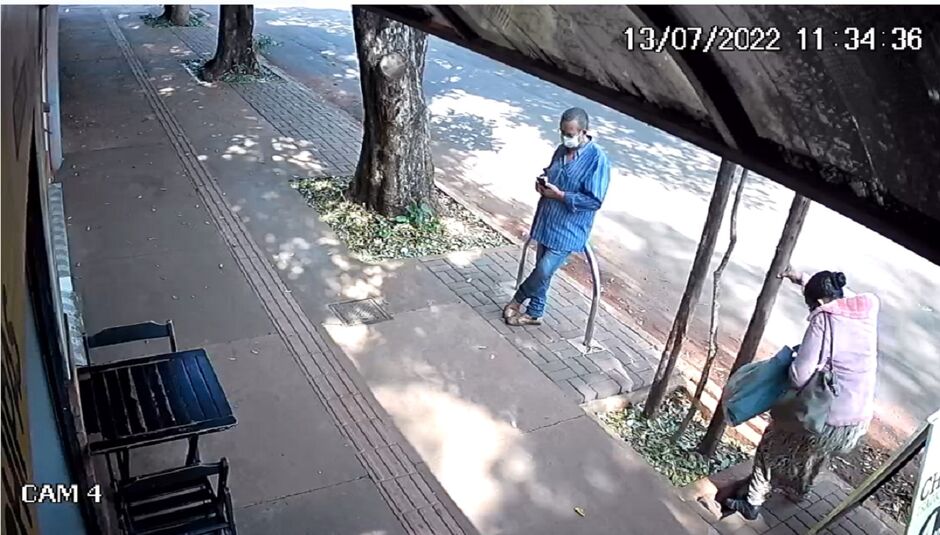 Calçada cedeu quando idosa passou por cima