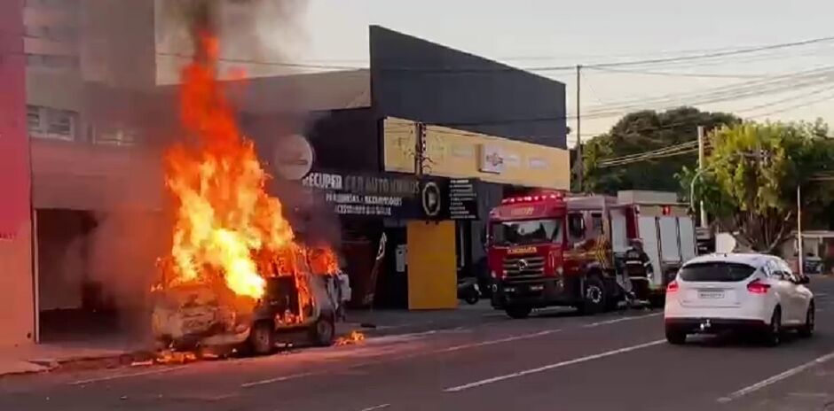 Veículo foi completamente destruído