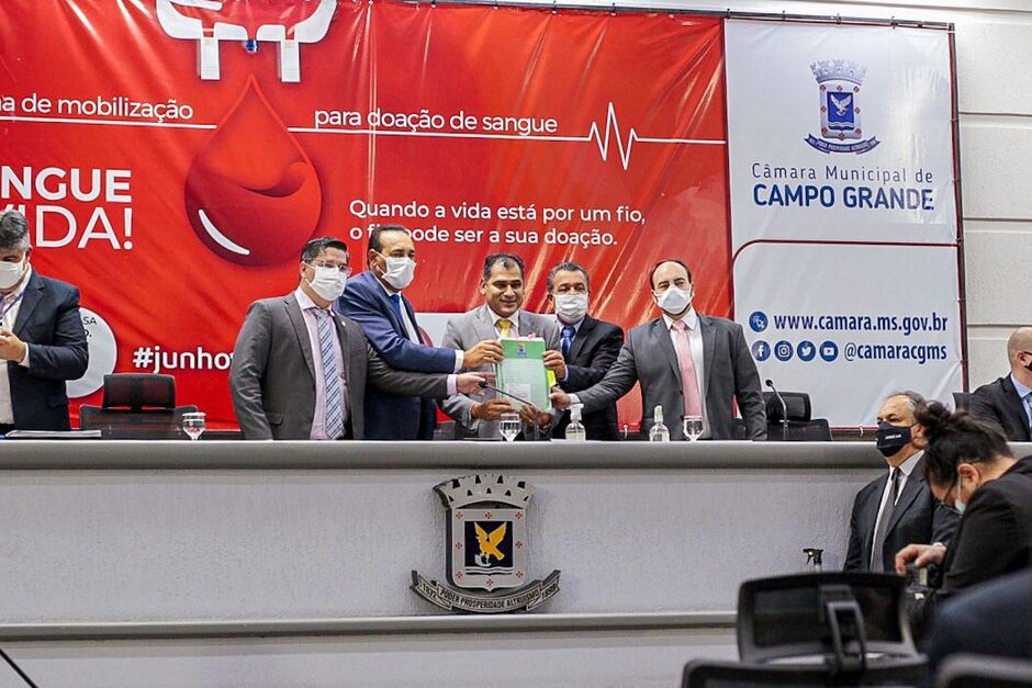 Carlão e demais vereadores comemoraram a aprovação do projeto que prevê as emendas impositivas