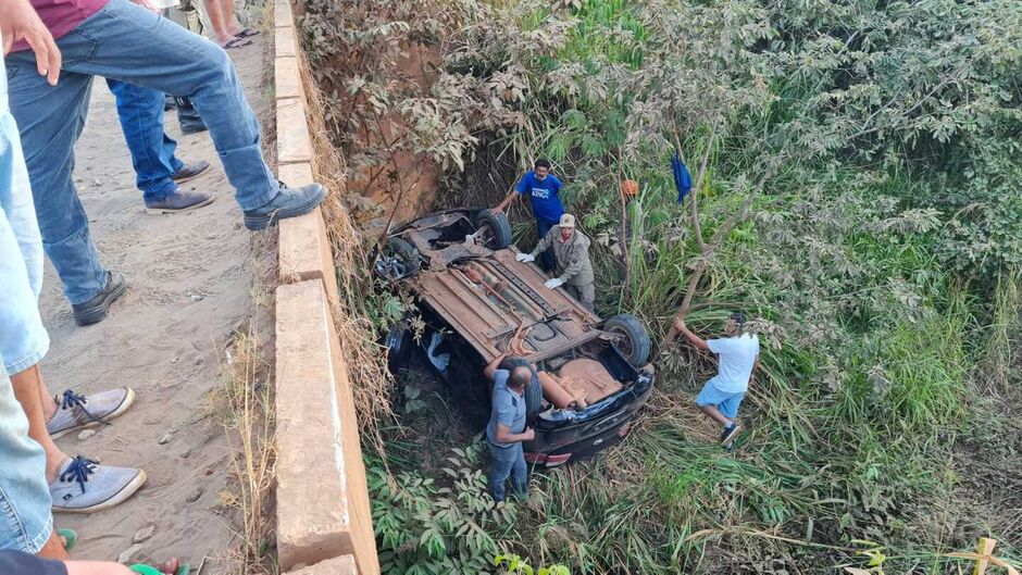 Carro ficou com as rodas para o ar