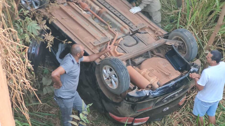Carro ficou com as rodas para o ar