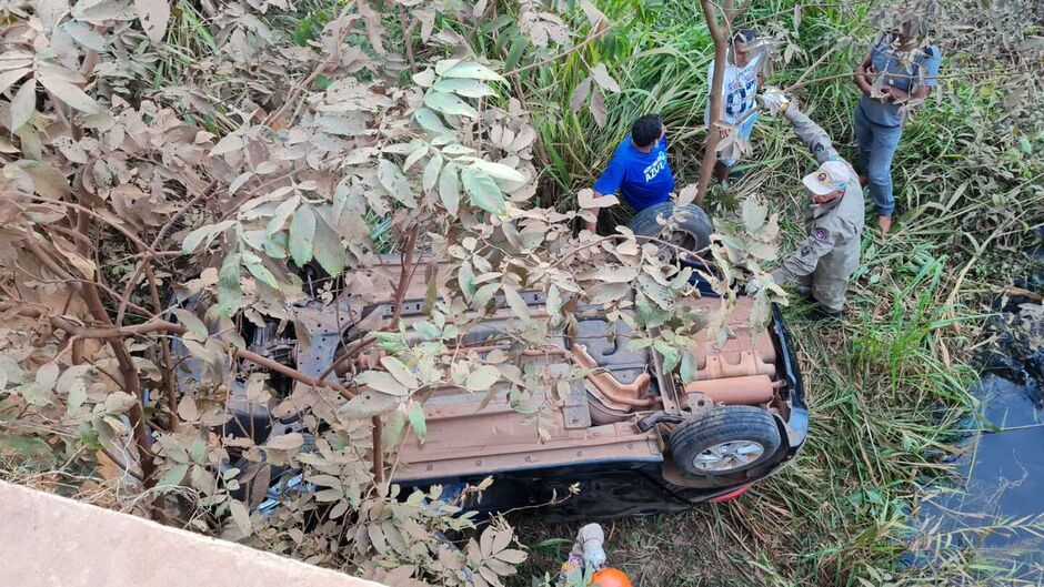 Carro ficou com as rodas para o ar