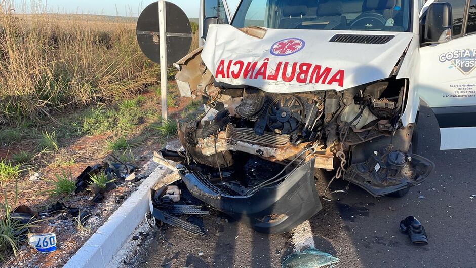 Ambulância ficou bastante danificada com acidente