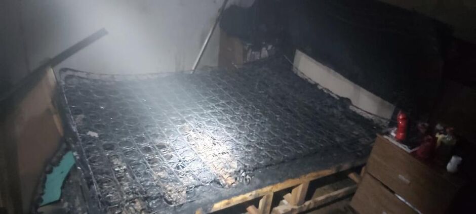 Móveis foram incendiados
