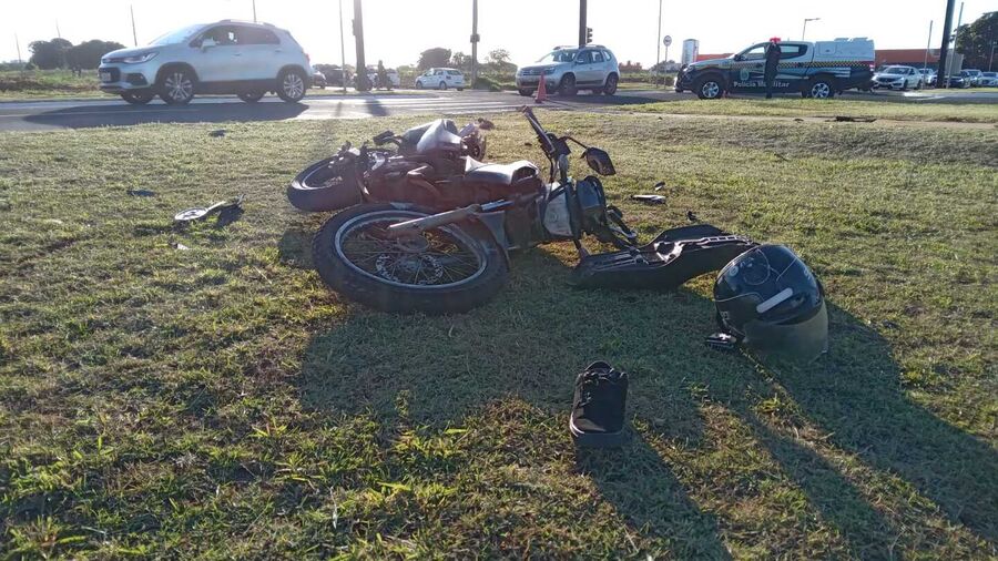 A moto ficou destruída caída no canteiro da via