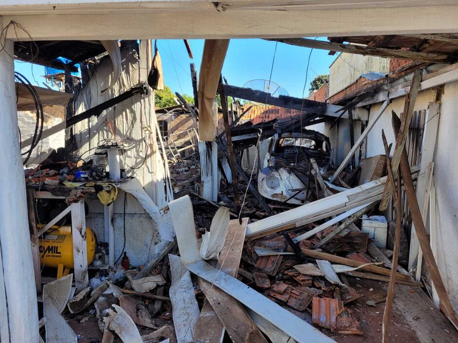 A casa e o fusca foram destruídos pelas chamas
