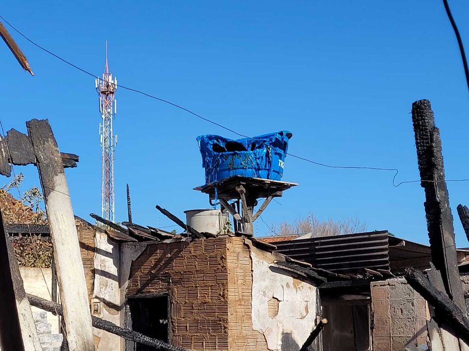 A casa e o fusca foram destruídos pelas chamas