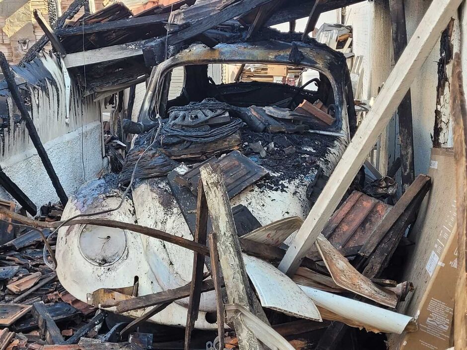 A casa e o fusca foram destruídos pelas chamas