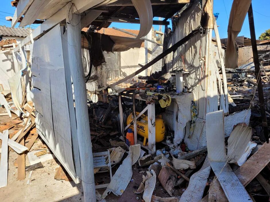 A casa e o fusca foram destruídos pelas chamas