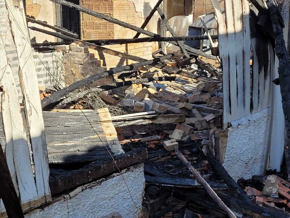 A casa e o fusca foram destruídos pelas chamas