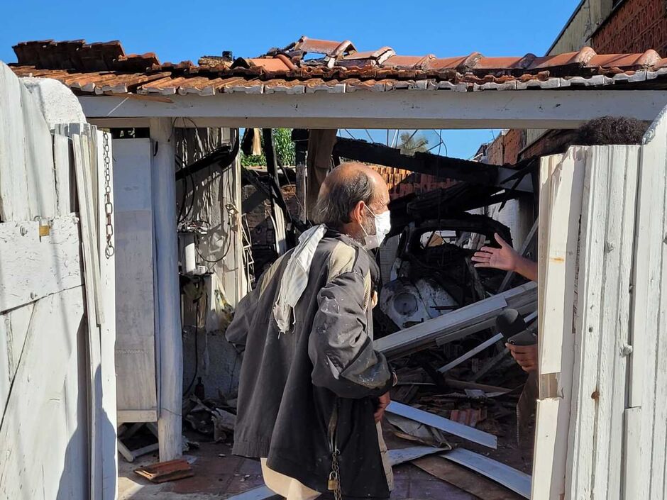 A casa e o fusca foram destruídos pelas chamas