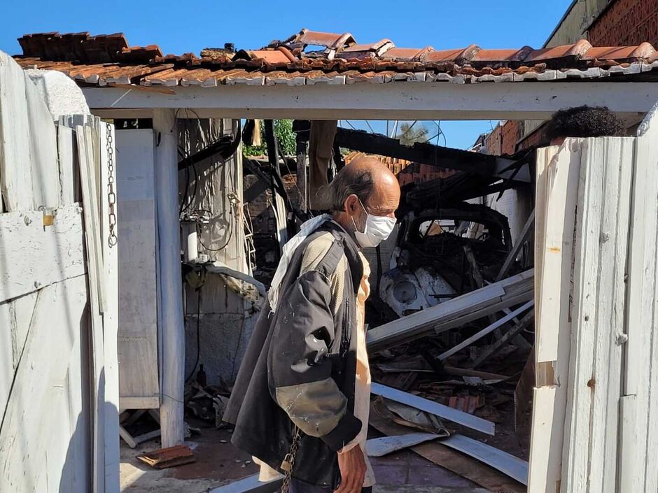 A casa e o fusca foram destruídos pelas chamas