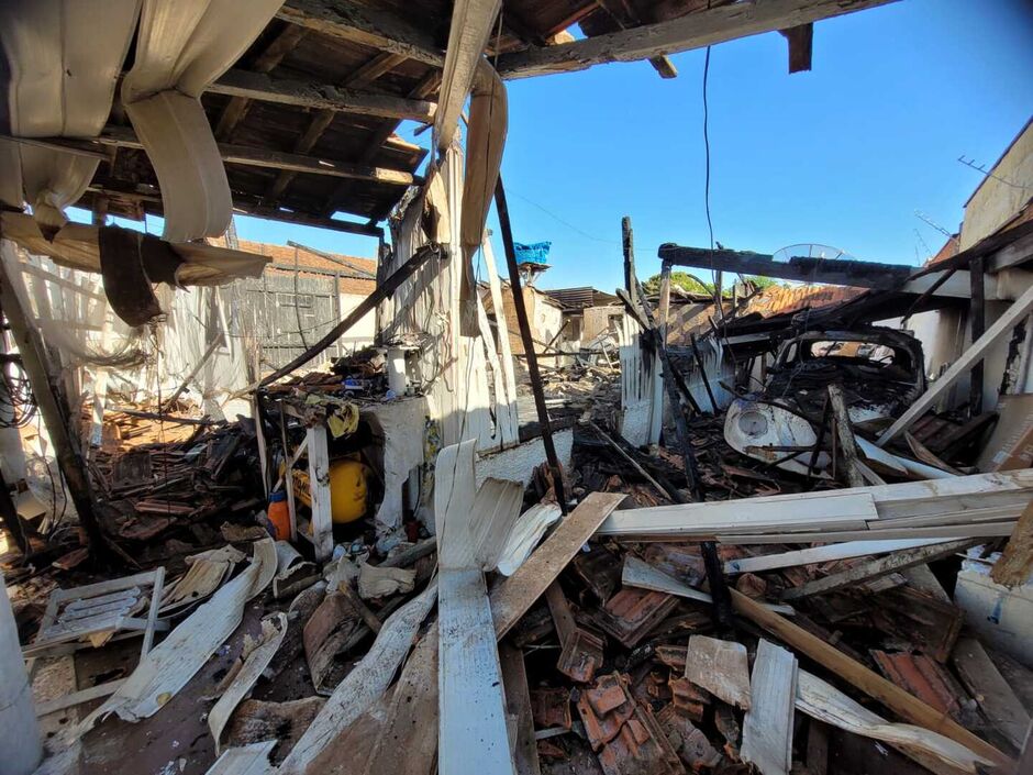 A casa e o fusca foram destruídos pelas chamas