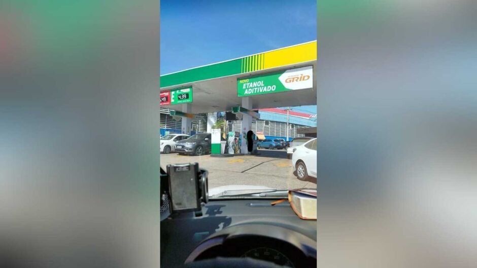 Mulher foi chamada de quenga enquanto aguarda pra abastecer