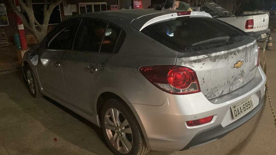 Carro que grupo de bandidos empurrava