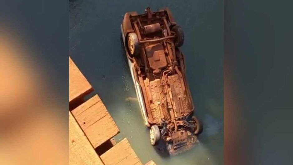 Veículo caiu da ponte 