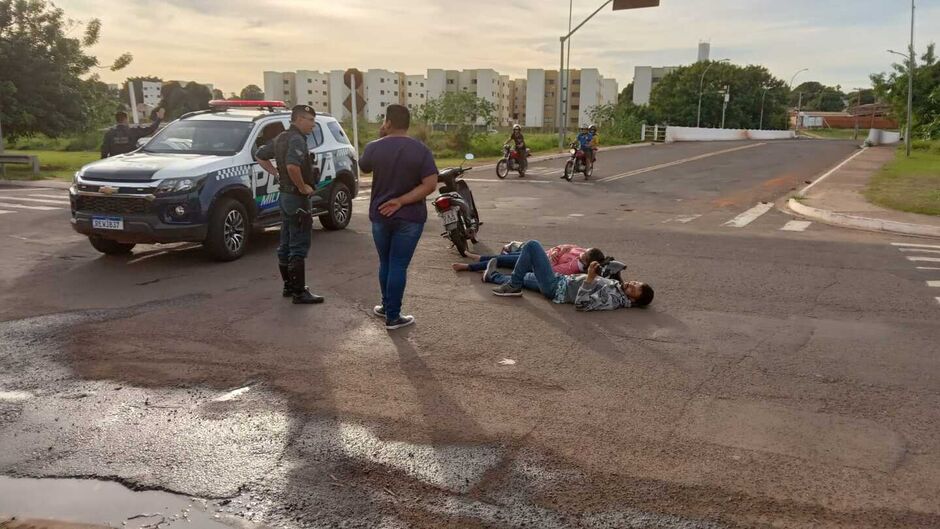 Casal ficou caído até a chegada dos Bombeiros