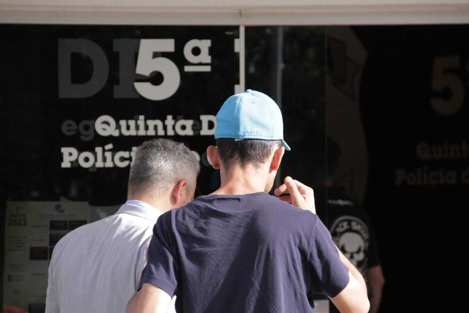 Ele chegou na delegacia por volta das 9 horas