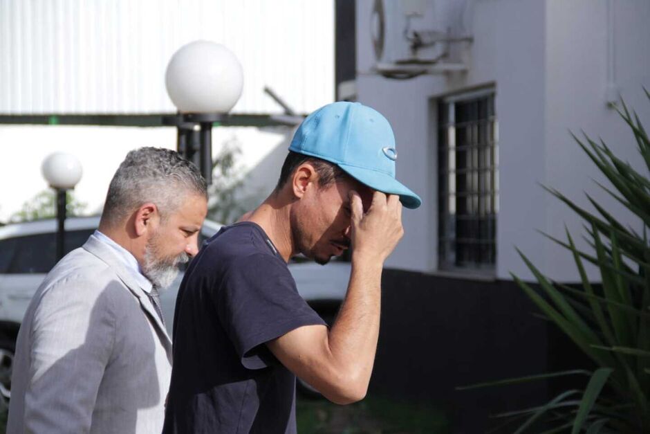 Ele chegou na delegacia por volta das 9 horas