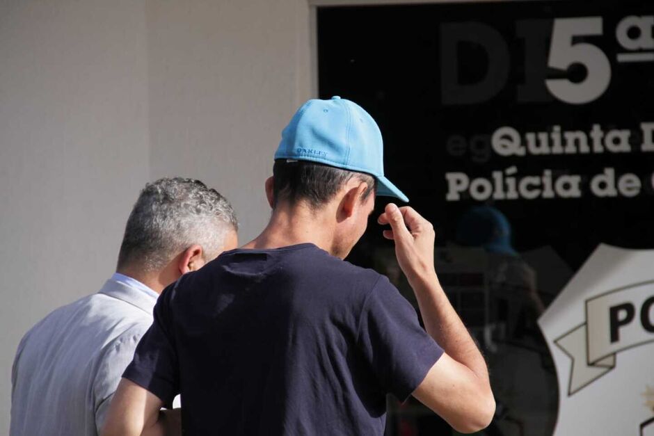 Ele chegou na delegacia por volta das 9 horas
