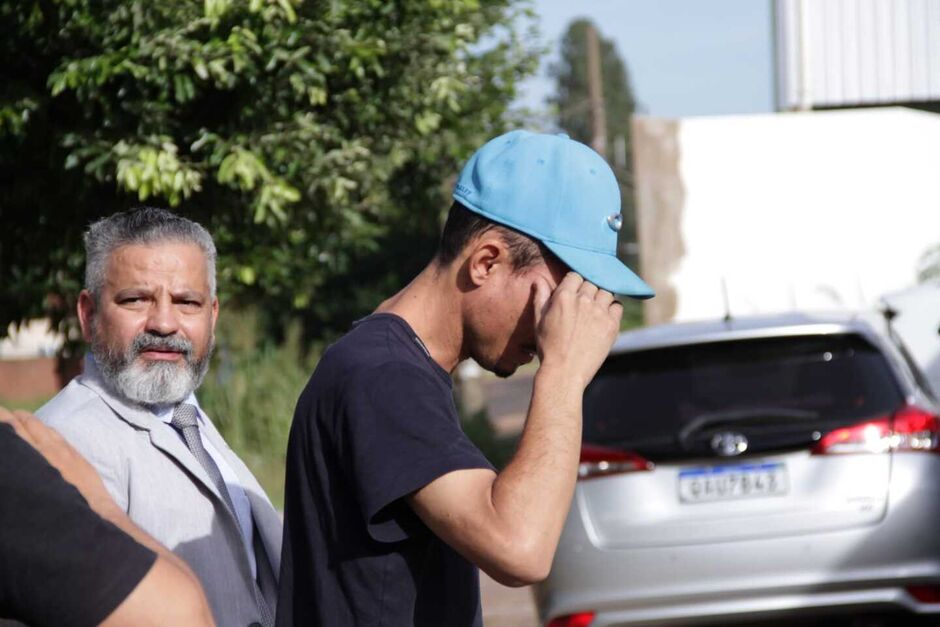 Ele chegou na delegacia por volta das 9 horas