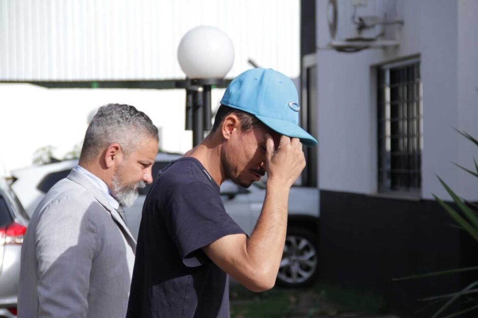 Ele chegou na delegacia por volta das 9 horas