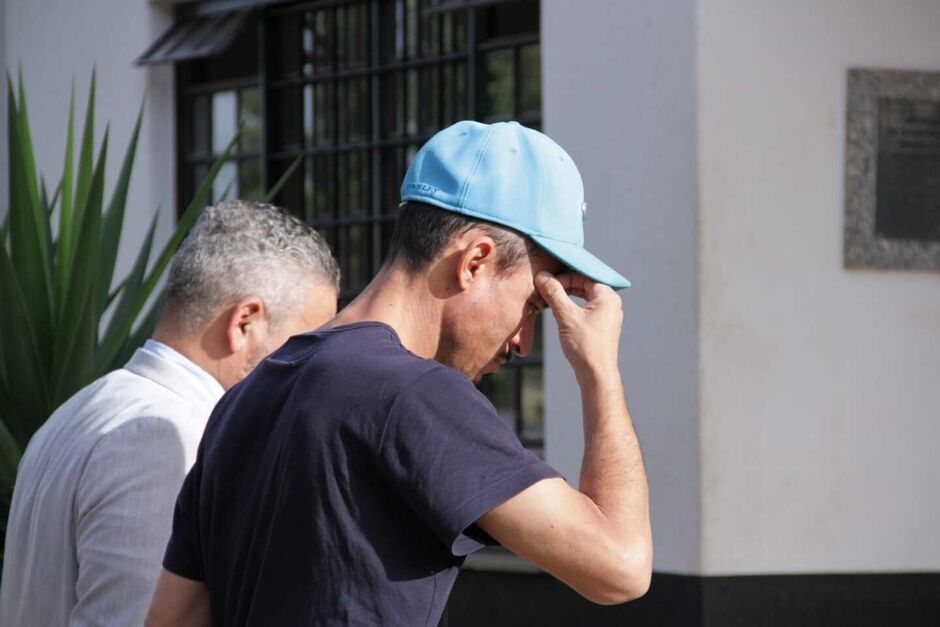 Ele chegou na delegacia por volta das 9 horas