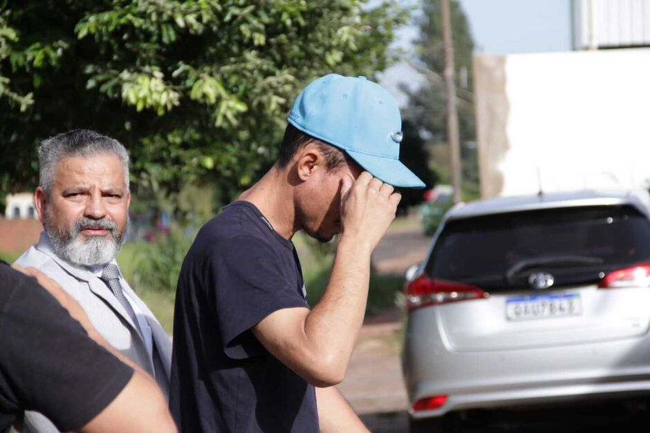 Ele chegou na delegacia por volta das 9 horas