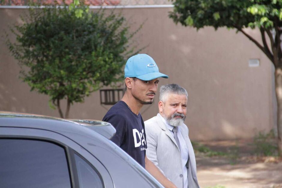 Ele chegou na delegacia por volta das 9 horas