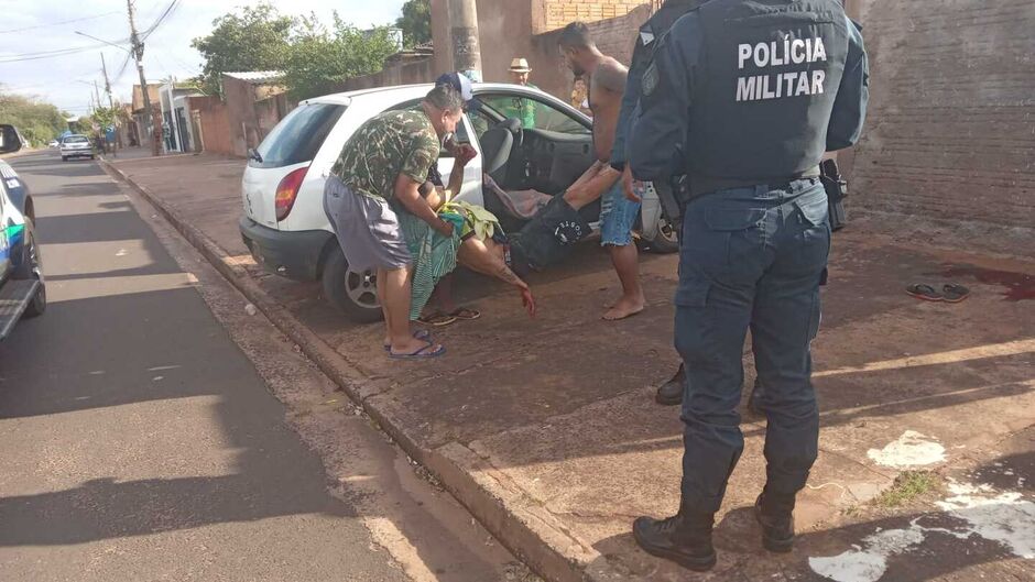 Vítima sendo colocada no veículo Celta