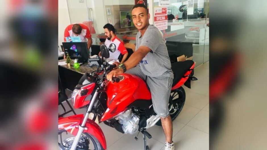 Ele se envolveu em uma briga de bar