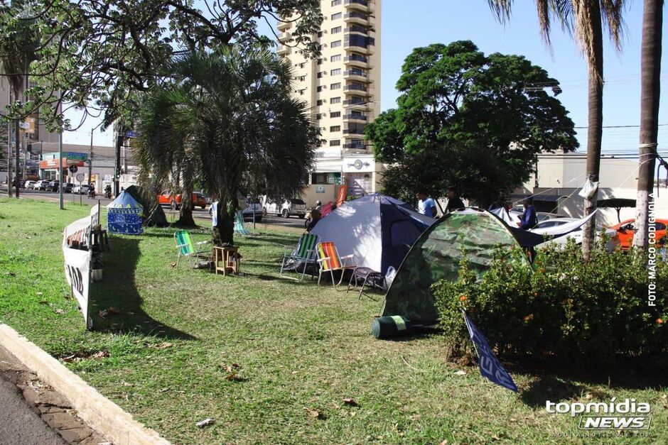 Grupo está acampado em frente à prefeitura