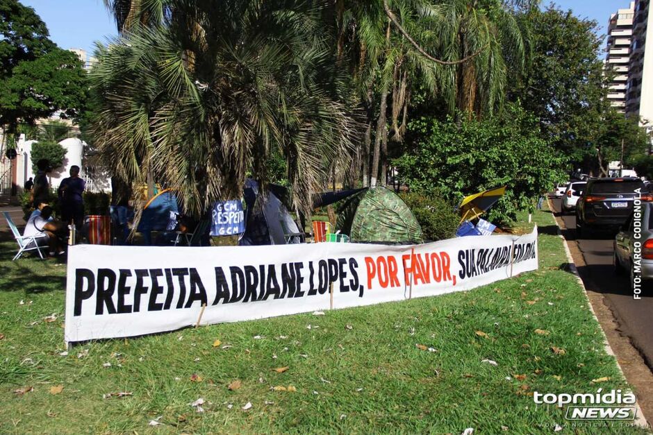 Grupo está acampado em frente à prefeitura