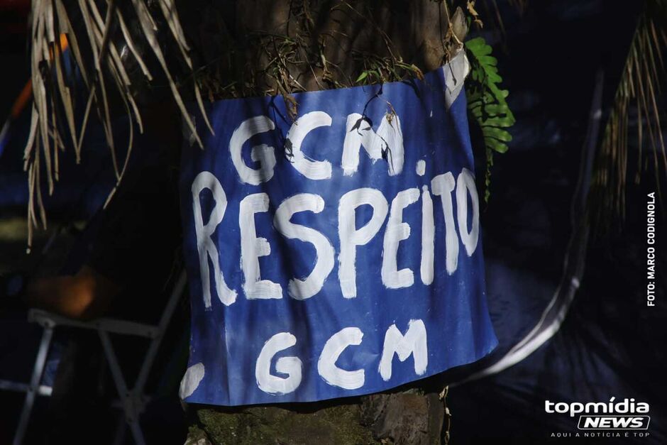 Grupo está acampado em frente à prefeitura