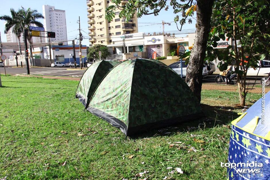 Grupo está acampado em frente à prefeitura