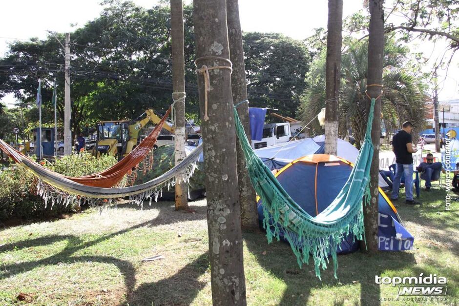 Grupo está acampado em frente à prefeitura