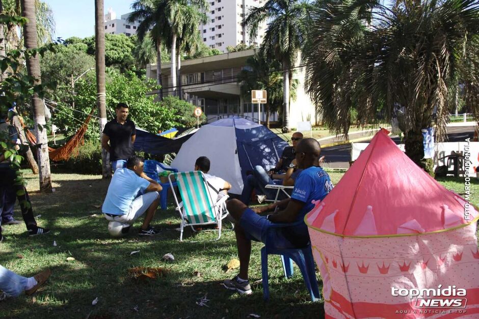 Grupo está acampado em frente à prefeitura